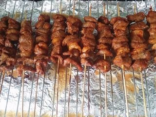 10、酱烤羊肉串,撒些孜然粉和辣椒面后翻面