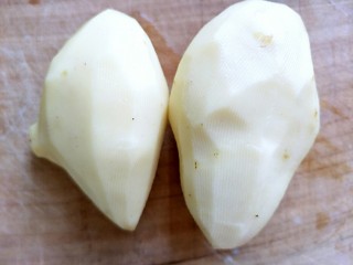 1、酸辣土豆丝,土豆两个，洗净削去皮