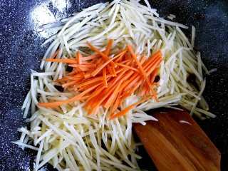 9、酸辣土豆丝,加入胡萝卜丝进行翻炒