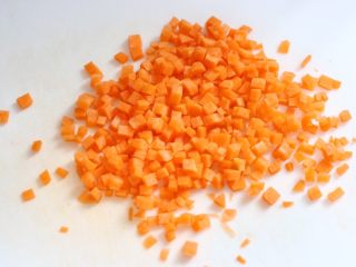 3、素炒饭,胡萝卜去皮，切小丁