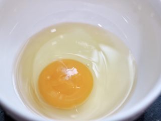 5、素炒饭,鸡蛋里加入少许料酒