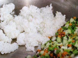 12、素炒饭,把菜摆到一边，再放入米饭