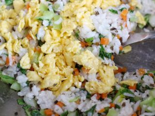 14、素炒饭,放入鸡蛋炒匀
