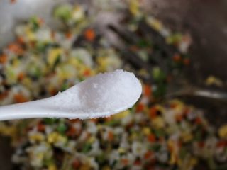 15、素炒饭,最后加盐调味就可以出锅啦