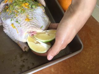 5、#香烤全鸡#搭配气泡甜葡萄酒,柠檬切块 塞入鸡肚子里