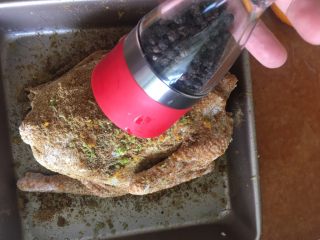 8、#香烤全鸡#搭配气泡甜葡萄酒,在加上黑胡椒碎撒满整只鸡