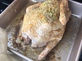 9、#香烤全鸡#搭配气泡甜葡萄酒,来个深的器具 进入烤箱 