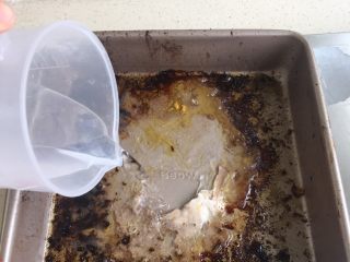 11、#香烤全鸡#搭配气泡甜葡萄酒,烤盘上火加热，加入150毫升水