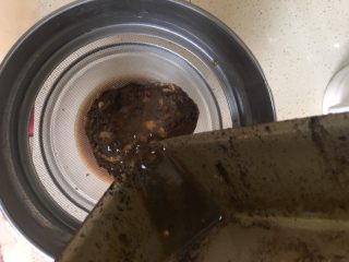 14、#香烤全鸡#搭配气泡甜葡萄酒,用滤网过滤一下酱汁，把渣子倒掉。