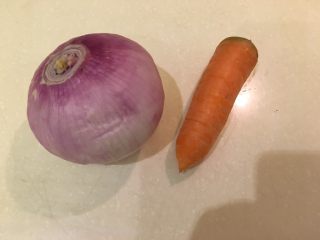 2、糖醋小肉球,洋葱、红萝卜