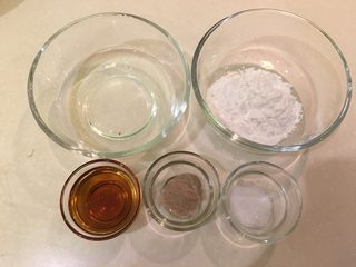 3、糖醋小肉球,A料：水、生粉、香油、白胡椒粉、盐