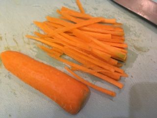 4、糖醋小肉球,红萝卜去皮切细条