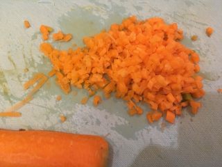 5、糖醋小肉球,再切小丁