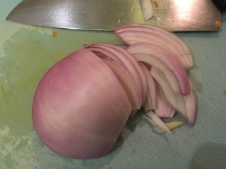 6、糖醋小肉球,洋葱切片