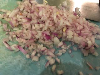 7、糖醋小肉球,再切小丁