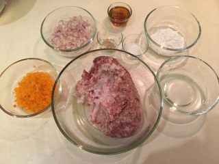 10、糖醋小肉球,猪肉糜+红萝卜小丁+洋葱小丁+A料全部