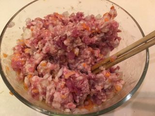 12、糖醋小肉球,搅拌均匀！最好用手去搅拌，这不是为了拍照才用的筷子吗????