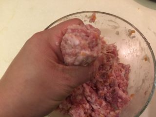 14、糖醋小肉球,利用抓握手法让肉糜在虎口成球状