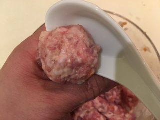 17、糖醋小肉球,直到你觉得够圆了就可以用汤勺刮起