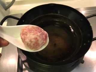 18、糖醋小肉球,顺着锅边下油锅