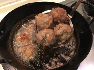 21、糖醋小肉球,炸至熟透上色捞起备用