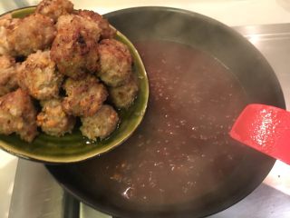 26、糖醋小肉球,再把肉丸子放回锅里