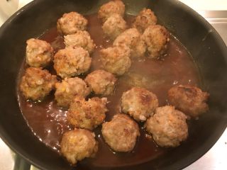 27、糖醋小肉球,摇晃锅子让肉丸子裹上糖醋汁