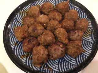 28、糖醋小肉球,将肉丸子盛到大盘上