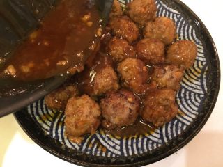29、糖醋小肉球,淋上糖醋汁