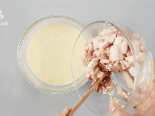 15、火锅店的酥肉吃不够?在家也能做的美味零食,将腌好的五花肉片倒进去