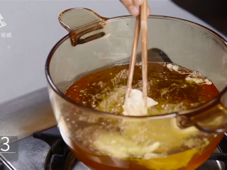 17、火锅店的酥肉吃不够?在家也能做的美味零食,肉片下油锅