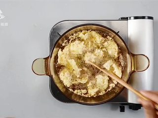 18、火锅店的酥肉吃不够?在家也能做的美味零食,炸至金黄色捞出