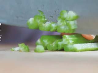 5、番茄芝士锅,西芹切丁