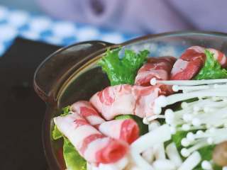 7、番茄芝士锅,加入面饼、洋葱、生菜、白玉菇、蟹味菇、金针菇、肥牛卷