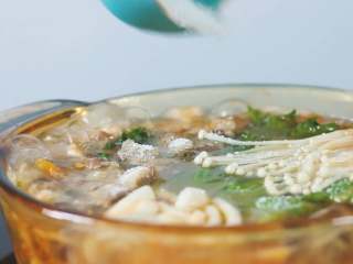 9、番茄芝士锅,加入糖、盐