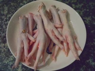 1、青椒炒鸡爪,准备鸡爪