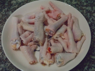 3、青椒炒鸡爪,斩断，这样鸡爪容易入味