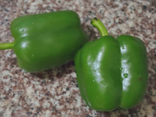 4、青椒炒鸡爪,准备两个青椒