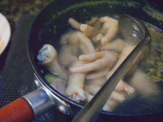 17、青椒炒鸡爪,再小火煮3分钟即可