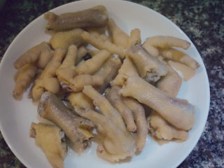 18、青椒炒鸡爪,出锅冷水洗干净后备用