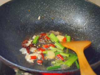 19、青椒炒鸡爪,热油下锅，倒入准备好的配料