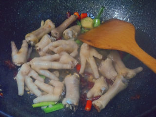 20、青椒炒鸡爪,再倒入鸡爪