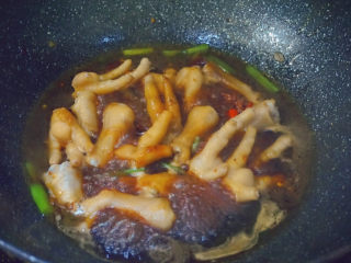 23、青椒炒鸡爪,再倒入一些清水大火焖煮3分钟