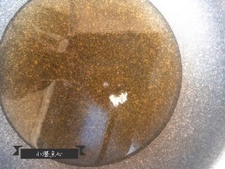 9、超级酥脆的炸猪排,锅里热油，油热以后，放入一点面包糠，看到面包糠开花的状态，油就热好了。 