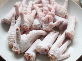 2、泡椒鸡爪,鸡爪剪去指甲，对半切开，在鸡爪掌心划一刀，方便入味；
