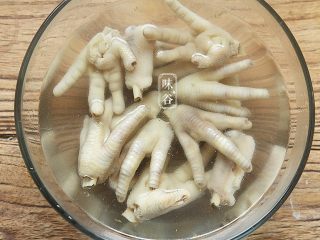 6、泡椒鸡爪,煮好捞鸡爪出后，放入凉白开内浸泡一会儿，倒掉水，再用凉白开冲洗一次，沥干;