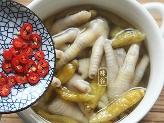 12、泡椒鸡爪,倒入切好的小米椒，搅拌均匀后，用保鲜膜封住，放入冰箱冷藏6小时以上，会更入味哦;