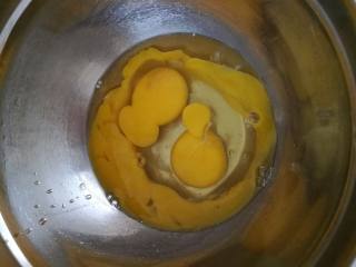 2、巧克力月饼（超详细）,三个鸡蛋打到干净的盆中。