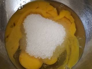 3、巧克力月饼（超详细）,倒入全部的白砂糖和牛奶。