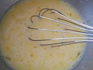 4、巧克力月饼（超详细）,用手动打蛋器把鸡蛋打散，全部搅拌均匀。